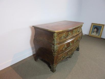 Commode tombeau galbée et bombée en façade...