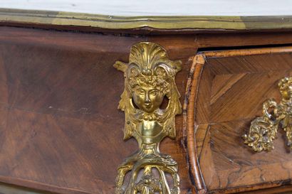 Commode tombeau galbée et bombée en façade...
