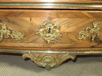 Commode tombeau galbée et bombée en façade...