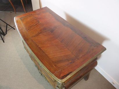 Commode tombeau galbée et bombée en façade...
