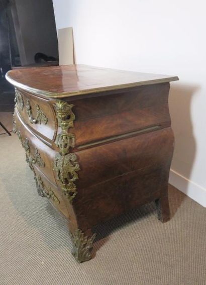 Commode tombeau galbée et bombée en façade...