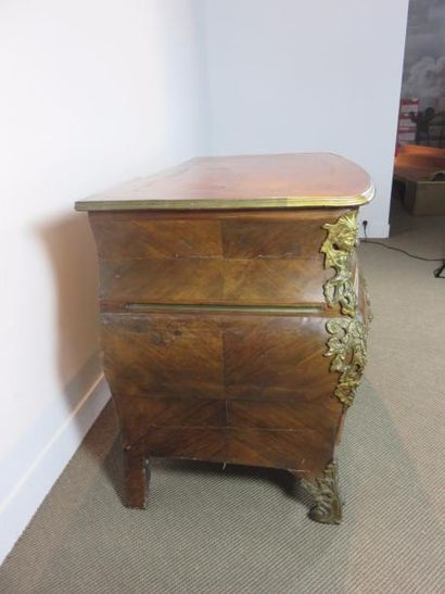Commode tombeau galbée et bombée en façade...