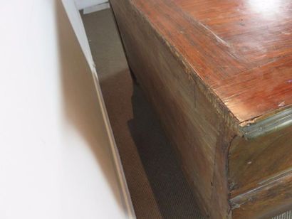 Commode tombeau galbée et bombée en façade...