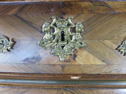 Commode tombeau galbée et bombée en façade...
