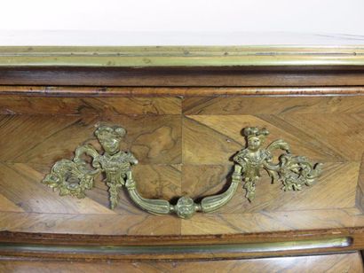 Commode tombeau galbée et bombée en façade...