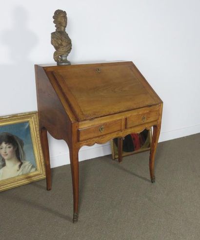 Bureau de pente en noyer. Il ouvre à un abattant...