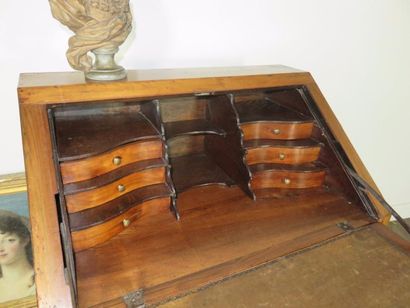 Bureau de pente en noyer. Il ouvre à un abattant...