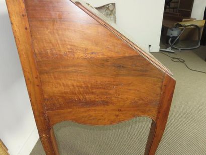 Bureau de pente en noyer. Il ouvre à un abattant...