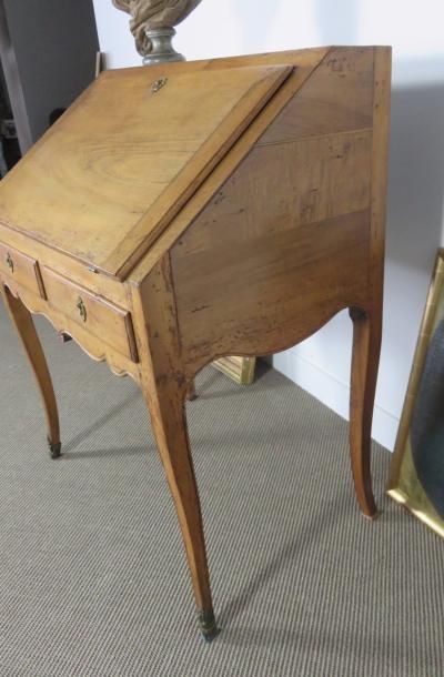 Bureau de pente en noyer. Il ouvre à un abattant...