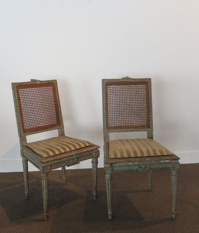 Paire de chaises en bois laqué gris mouluré...
