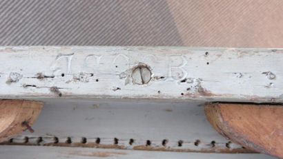 Paire de chaises en bois laqué gris mouluré...