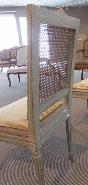 Paire de chaises en bois laqué gris mouluré...