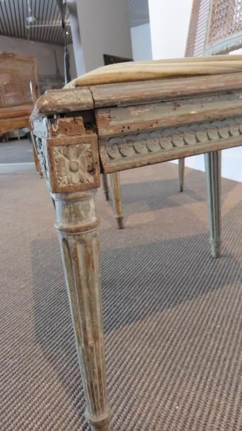 Paire de chaises en bois laqué gris mouluré...