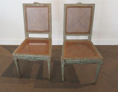 Paire de chaises en bois laqué gris mouluré...