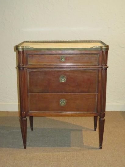 Petite commode d'entre deux en acajou, placage...
