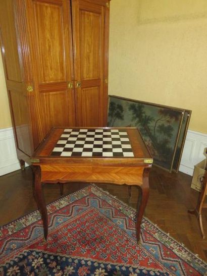 Table à jeux en placage de bois de rose et...