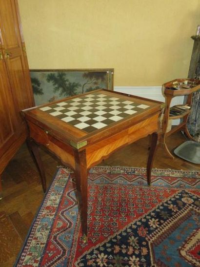 Table à jeux en placage de bois de rose et...