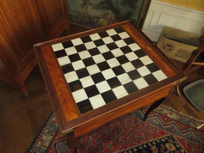 Table à jeux en placage de bois de rose et...