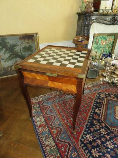 Table à jeux en placage de bois de rose et...
