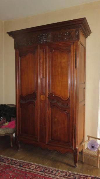 Armoire en noyer mouluré et sculpté ouvrant...