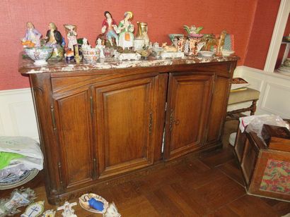 Buffet de chasse en chêne mouluré ouvrant...