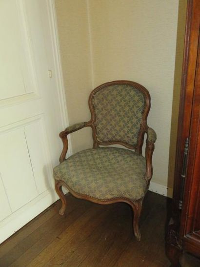 Fauteuil en bois mouluré et laqué gris, dossier...