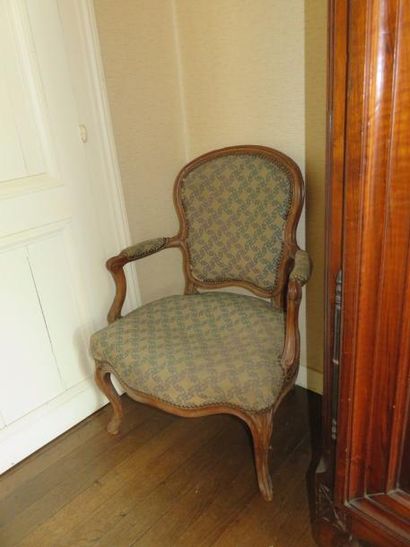 Fauteuil en bois mouluré et laqué gris, dossier...