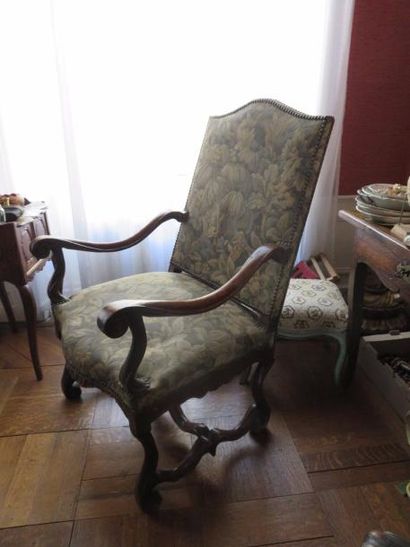 Grand fauteuil en noyer mouluré, piétement...