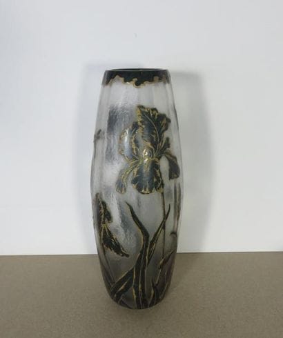 SAINT-DENIS
Grand vase obus en verre à décor...