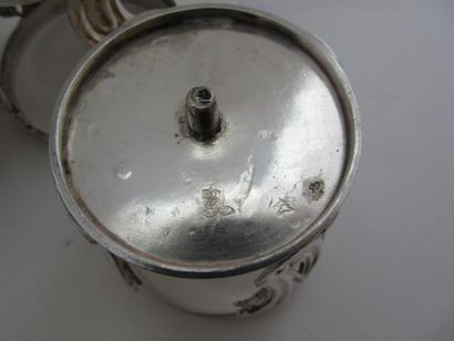 Huilier-vinaigrier avec les bouchons en argent....