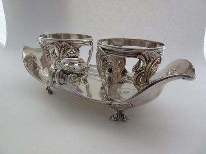 Huilier-vinaigrier avec les bouchons en argent....