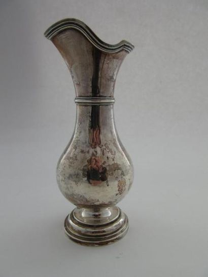 Burette en argent. Le corps pansu et uni...