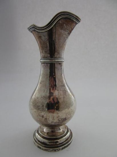 Burette en argent. Le corps pansu et uni...