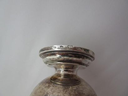 Burette en argent. Le corps pansu et uni...