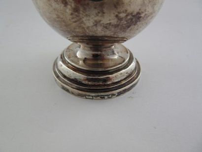 Burette en argent. Le corps pansu et uni...