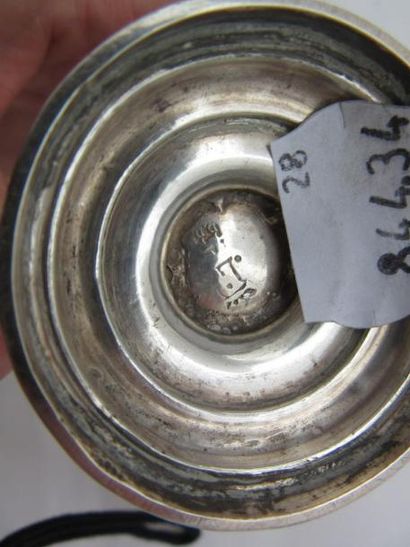 Burette en argent. Le corps pansu et uni...