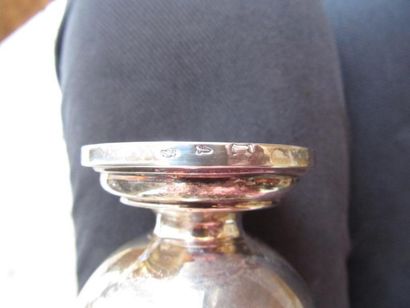 Burette en argent. Le corps pansu et uni...
