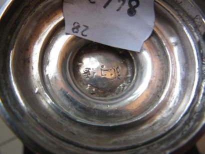 Burette en argent. Le corps pansu et uni...
