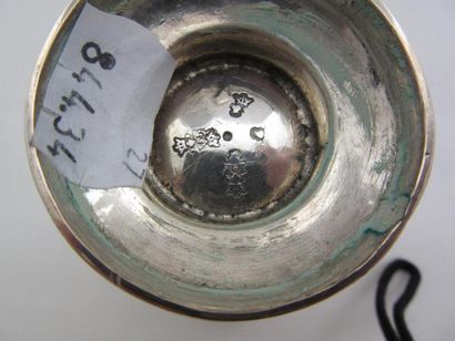 Timbale en argent. Modèle uni bordé de filets...