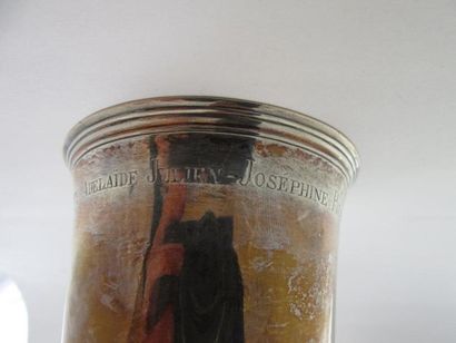 Timbale en argent. Modèle uni bordé de filets...