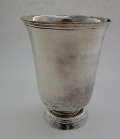 Timbale en argent. Modèle uni mouluré de...