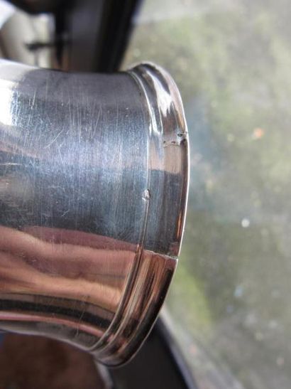 Timbale en argent. Modèle uni mouluré de...