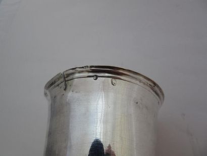 Timbale en argent. Modèle uni mouluré de...