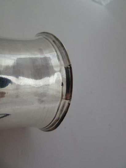 Timbale en argent. Modèle uni mouluré de...