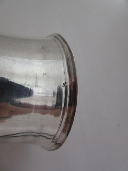 Timbale en argent. Modèle uni mouluré de...