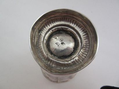 Timbale en argent. Modèle uni mouluré de...