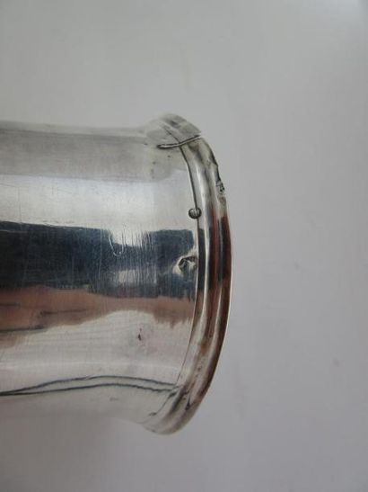 Timbale en argent. Modèle uni mouluré de...