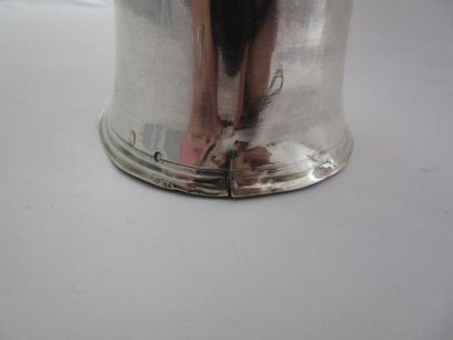 Timbale en argent. Modèle uni mouluré de...