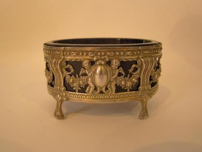 Moutardier et saleron en argent. Le moutardier...