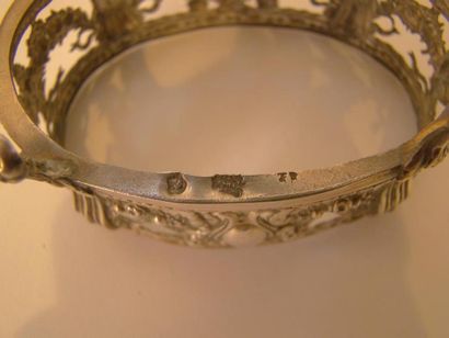 Moutardier et saleron en argent. Le moutardier...